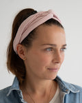 eine frau trägt ein haarband in rosa