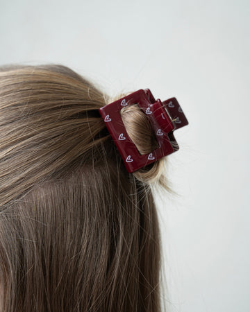 kleine rote haarklammer mit herzen getragen auf dem kopf einer frau