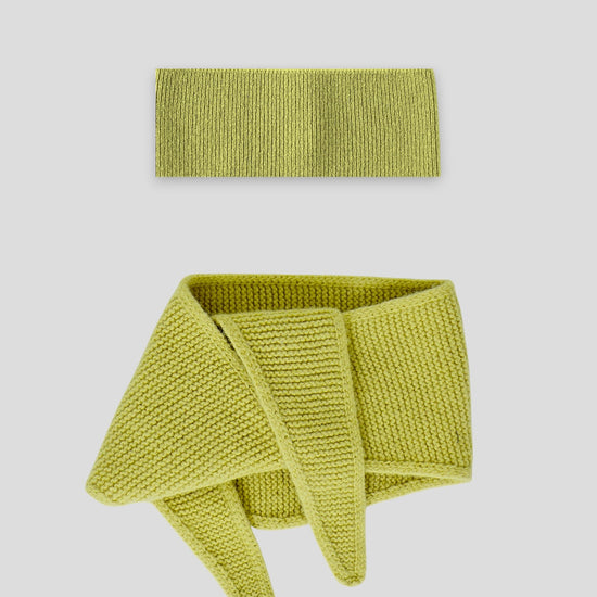 Frontalansicht von einem Set bestehend aus einem Stirnband und einem Mini Schal in der Farbe Grün aus 100% Merinowolle