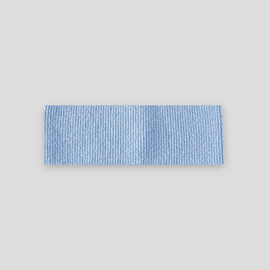 frontalansicht eines haarbands in hell blau aus merinowolle