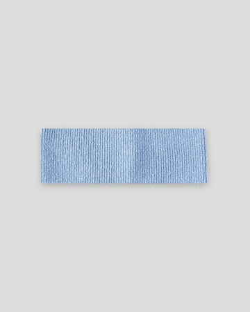 frontalansicht eines haarbands in hell blau aus merinowolle