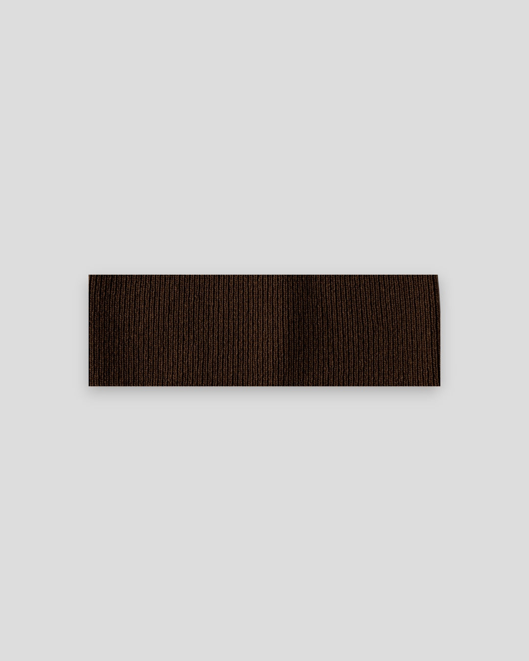 frontalansicht eines haarbands aus merinowolle in der farbe braun