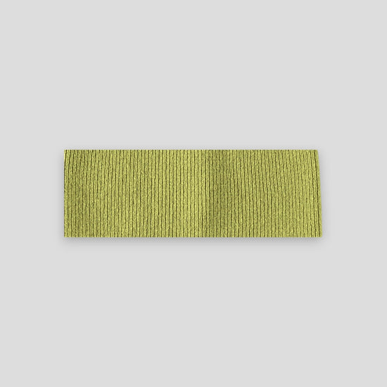 frontalansicht eines haarbands aus merinowolle in der farbe gruen