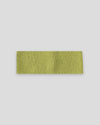 frontalansicht eines haarbands aus merinowolle in der farbe gruen