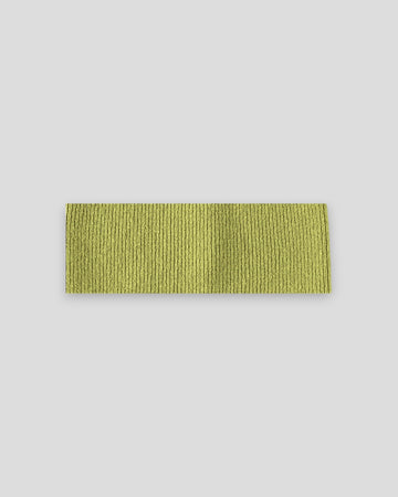 frontalansicht eines haarbands aus merinowolle in der farbe gruen