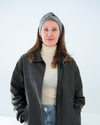 eine frau trägt ein haarband aus baumwolle mit integriertem draht in grau