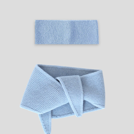 frontalansicht eines haarbands und minischals aus merinowolle in der farbe hellblau