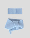 frontalansicht eines haarbands und minischals aus merinowolle in der farbe hellblau