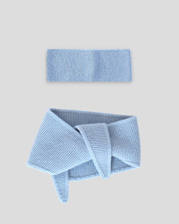 frontalansicht eines haarbands und minischals aus merinowolle in der farbe hellblau
